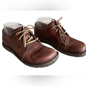BORN 7.5 (38.5) Lace up leather shoe. Good Condition. Brown. Preloved
